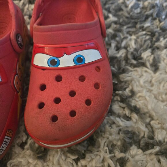🚗 EUC Crocs Disney/Pixar Lightning McQueen Clogs - Kids Size C11 - Picture 2 of 4